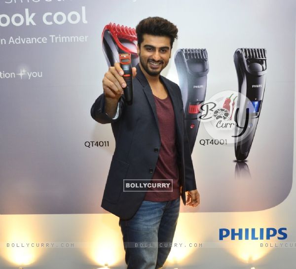 Arjun Kapoor poses with grooming gadget for men n