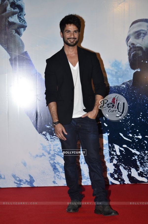 Shahid Kapoor poses to media at the Trailer Launch of Haider (325526)