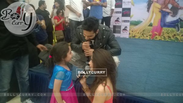 Varun and Alia speaks to their little fan at the promotion of Humpty Sharma Ki Dulhaniya at Pune (325534)