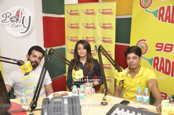 Cast of Hate Story 2 on air at Radio Mirchi