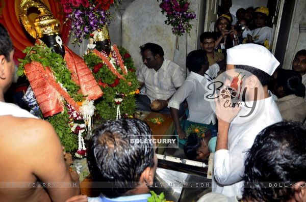 Riteish Deshmukh seeks divine blessings for Lai Bhaari