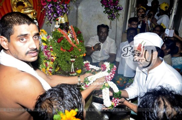 Riteish Deshmukh seeks blessing for Lai Bhaari at Vitthal Mandir.