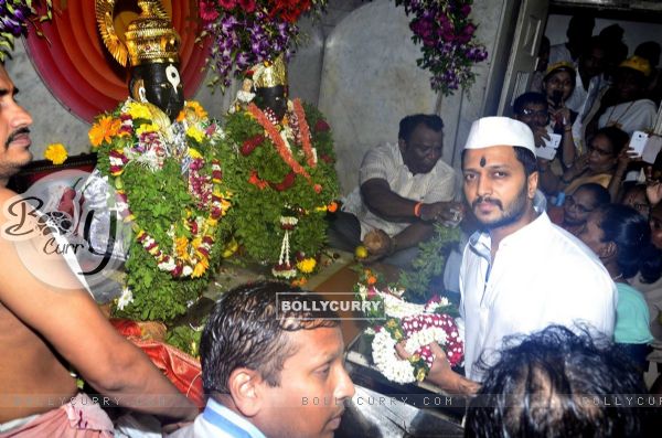 Ritiesh Deshhmukh visited the Vithal Mandir to seek blessings for his movie Lai Bhari (325816)
