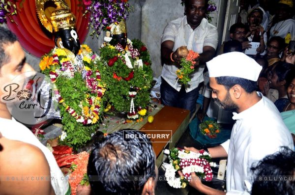 Ritiesh Deshhmukh visited the Vithal Mandir to seek blessings for his movie Lai Bhari (325817)