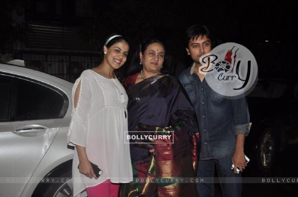 Dheeraj Deshmukh poses with Mother and Genelia Dsouza at the Screening of Lai Bhari (325891)