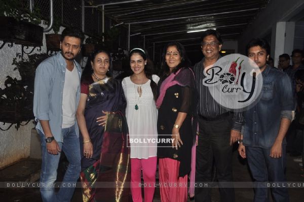 Riteish and Genelia with their family at the Screening of Lai Bhari (325901)