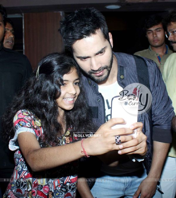 Varun poses for a selfie with a young fan (326173)