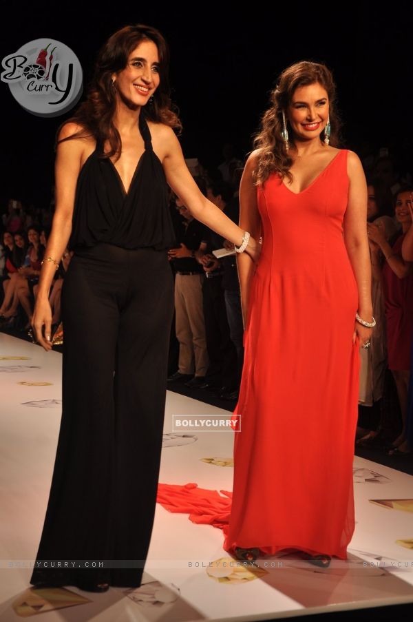Lisa Ray walked the ramp for Farah Khan Ali at the IIJW 2014 - Day 1