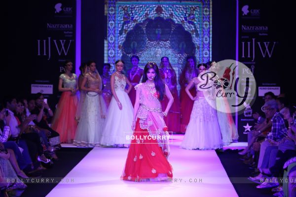 Chirangda Singh dazzels the ramp at IIJW 2014 - Day 1