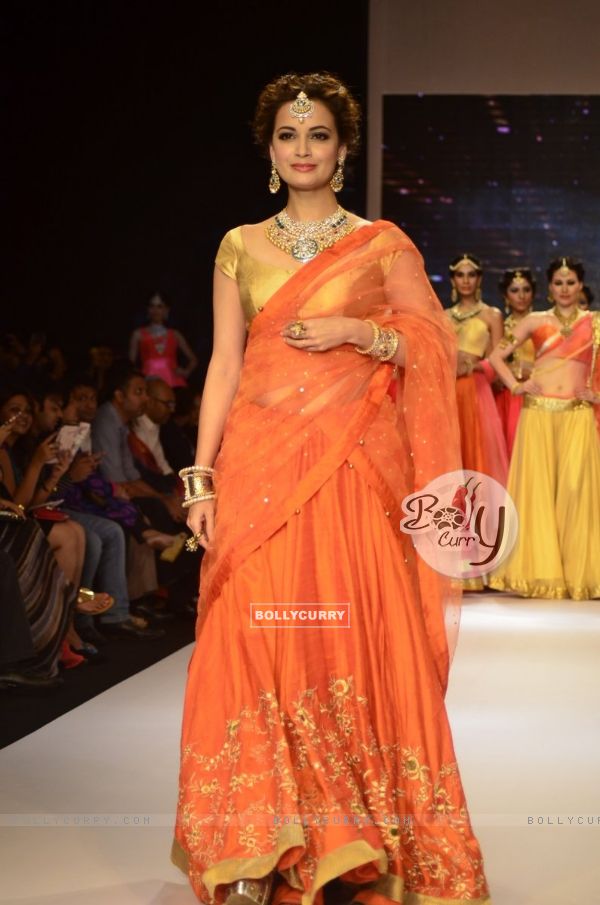Dia Mirza dazzels the ramp at the IIJW 2014 - Day 1