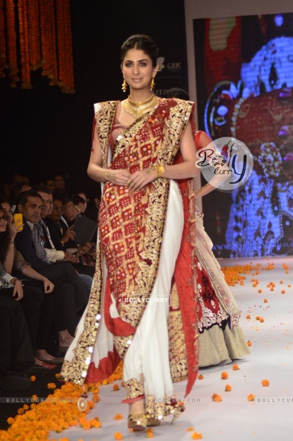 A model walks the ramp as a Gujrati bride at the IIJW 2014 - Day 2