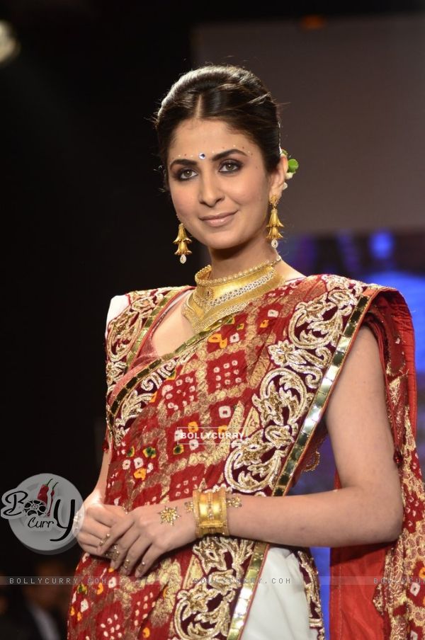 A model walks the ramp as a Gujrati bride at the IIJW 2014 - Day 2
