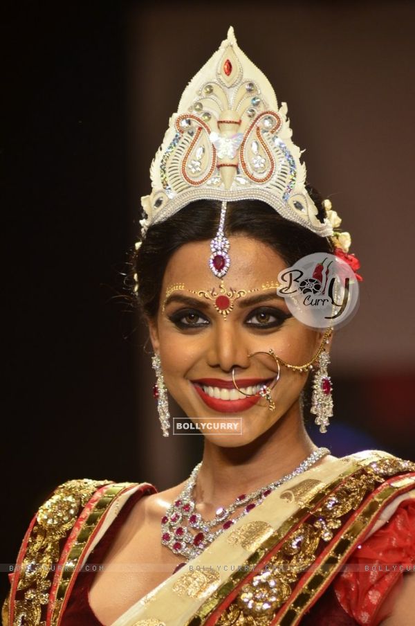 A model walks the ramp as a Bengali bride at the IIJW 2014 - Day 2