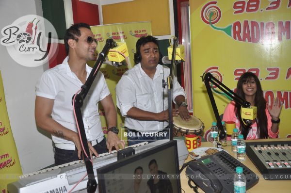 Manmeet Singh and Anjjan Bhatacharya perform at Radio Mirchi Studio (327099)