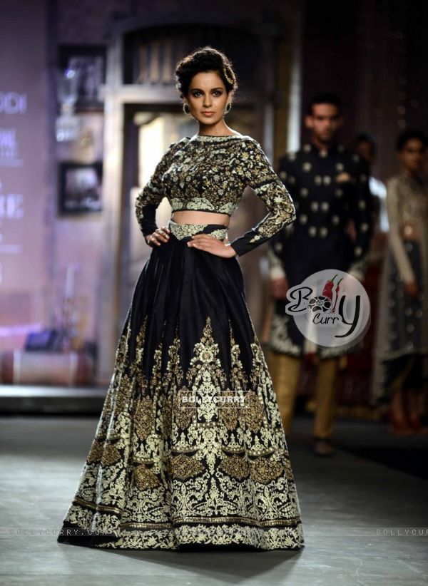 Kangana Ranaut graces the ramp at the Indian Couture Week - Day 2