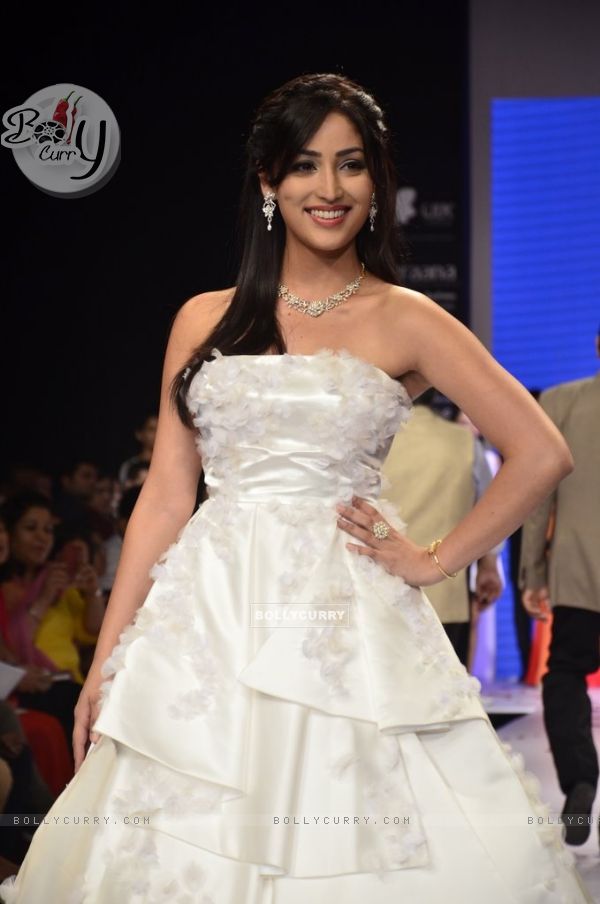 Yami Gautam walks the ramp for Nazrana by Rio Tinto at the IIJW 2014 - Day 3