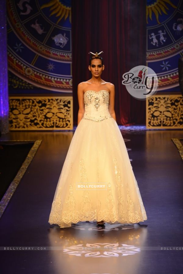 A model walks the ramp at the India International Jewellery Week (IIJW) 2014 - Grand Finale