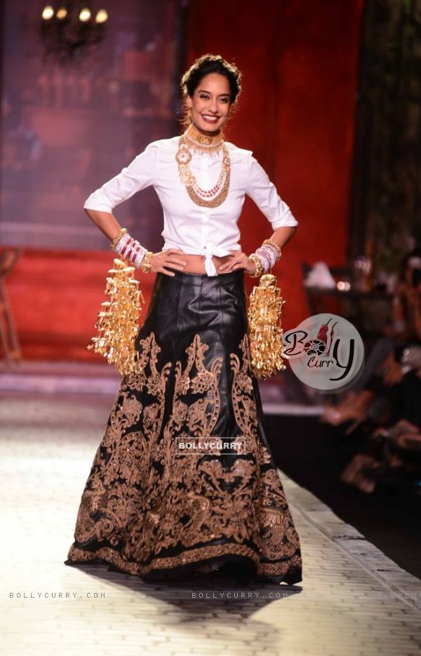 Lisa Haydon walks the ramp in a Monisha Jaisingh creation Indian Couture Week - Day 3