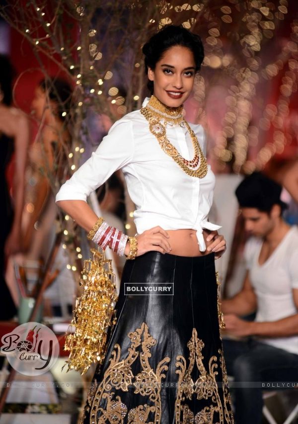 Lisa Haydon dazzels the ramp in a Monisha Jaisingh creation Indian Couture Week - Day 3