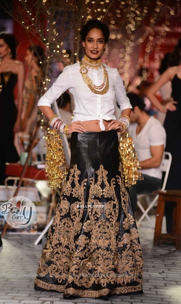 Lisa Haydon walks the ramp at the Indian Couture Week - Day 3