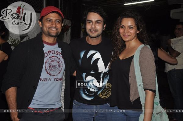 Alekh Sangal poses with Manav and Shweta at the Screening of Hate Story 2 (327509)