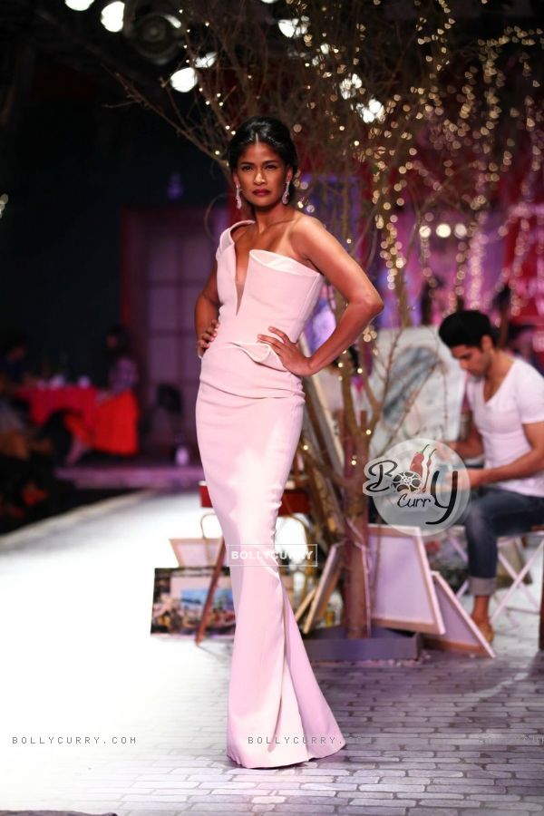 Carol Gracias walks the ramp at the Indian Couture Week - Day 3