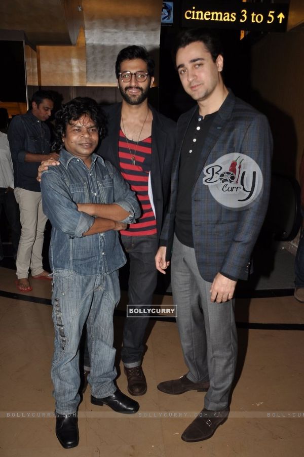 Omkar Das poses with Akshay Oberoi and Imran Khan at the Premier of Pizza 3D