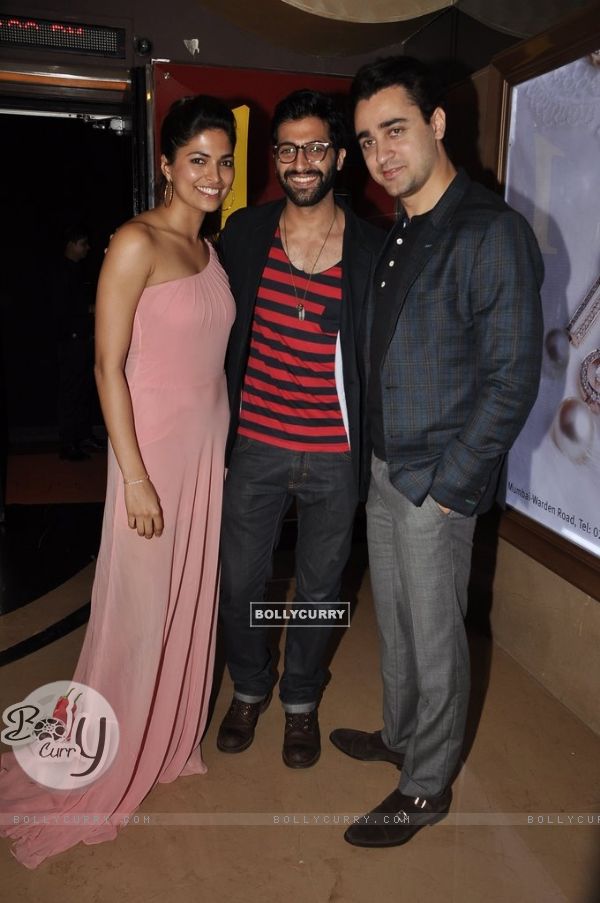 Parvathy Omanakuttan and Akshay Oberoi pose with Imran Khan at the Premier of Pizza 3D (327558)
