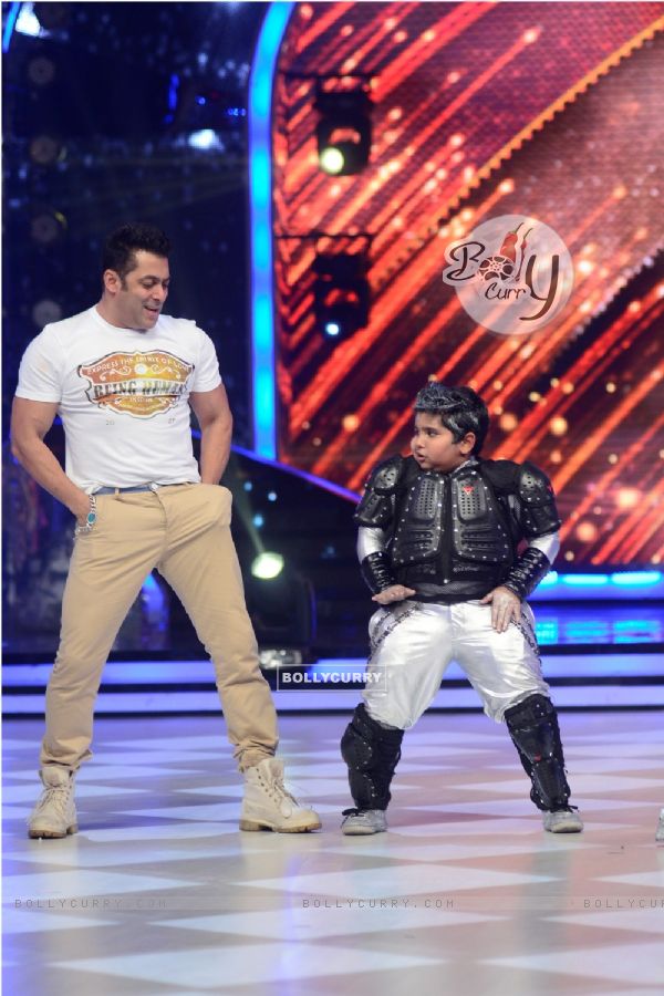 Salman Khan performs at the stage of Jhalak Dikhhla Jaa