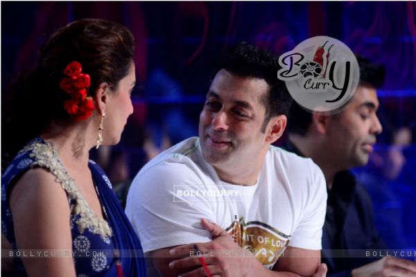 Salman Khan chats with Madhuri Dixit at Jhalak Dikhhla Jaa