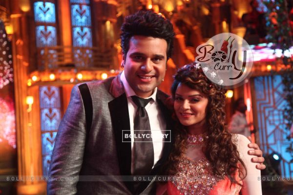 Aashka Goradia pose with Krushna Abhishek at  Entertainment Ke Liye Kuch Bhi Karega