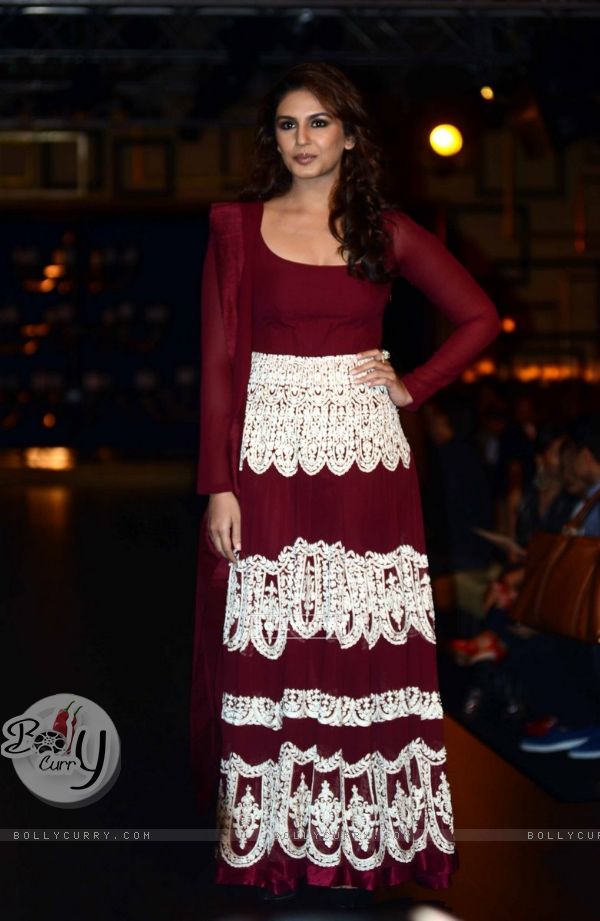 Huma Qureshi poses for the media at the Indian Couture Week Grand Finale