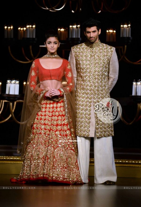 Alia Bhatt and Aditya Roy Kapur looked hot in Manish Malhotra outfits