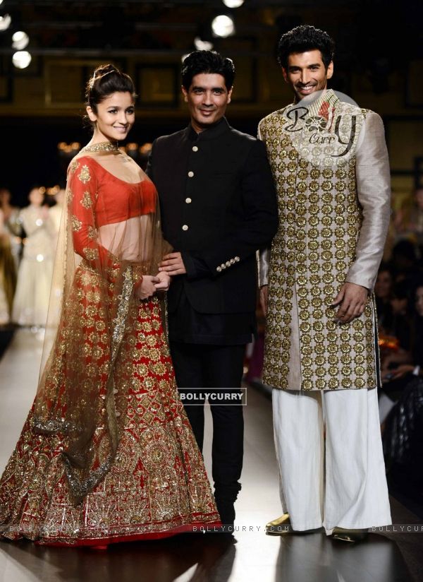 Manish Malhotra pose with Alia Bhatt and Aditya Roy Kapur at Indian Couture Week - Day 5