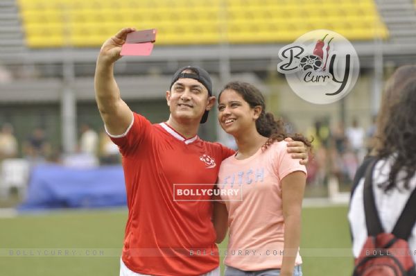 Aamir Khan takes a selfie with his fan