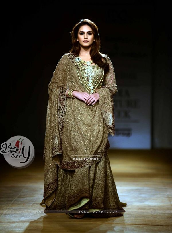 Huma Qureshi pose for media at Indian Couture Week - Grand Finale