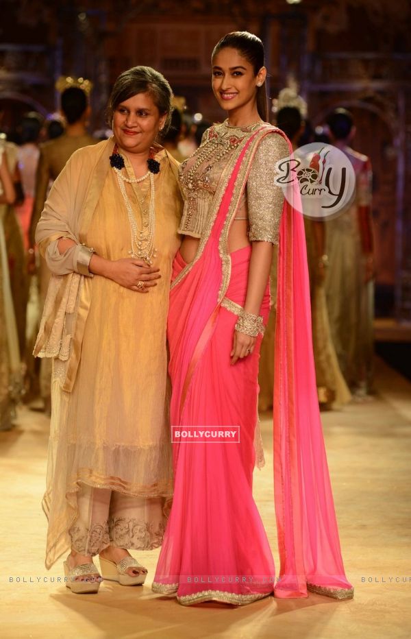 Ieana D'cruz walks the ramp at the Indian Couture Week - Grand Finale