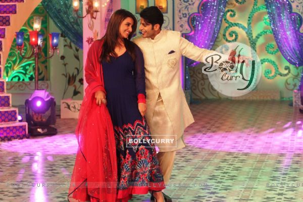 Parineeti Chopra performs with Karanvir Bohra at Dawaat-E-Eid on Zee TV (328097)