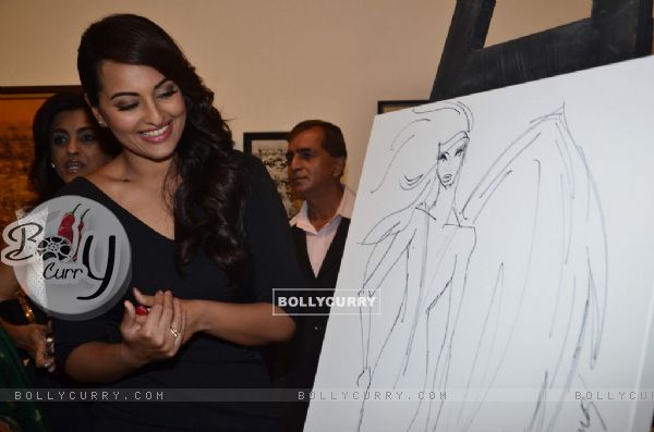 Sonakshi Sinha poses with the sketch at Jehangir Art Gallery