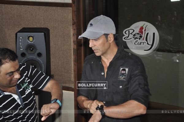 Akshay Kumar checks for his watch at the Promotion of It's Entertainment (328594)