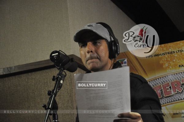 Akshay Kumar Singing Live at the Promotion of It's Entertainment (328595)