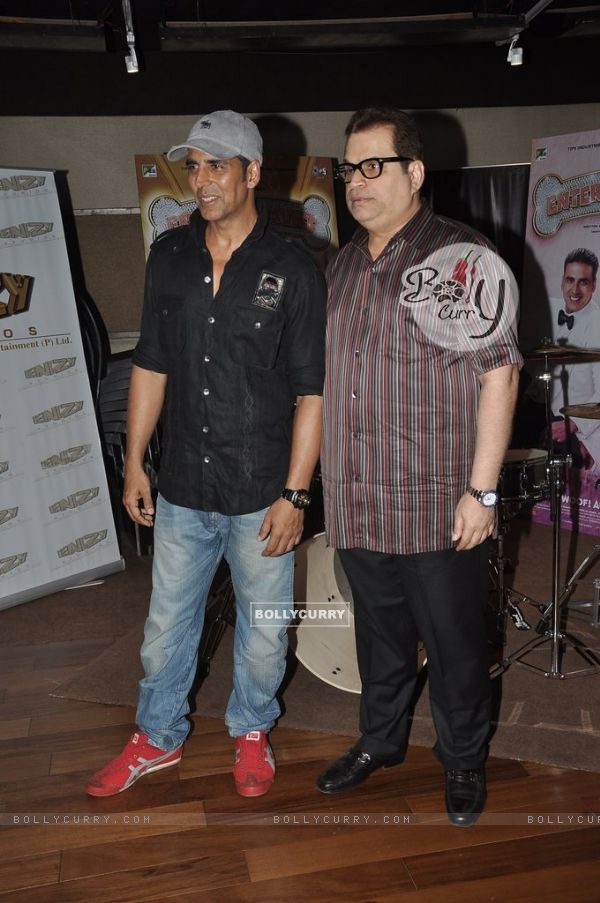 Akshay Kumar poses with Ramesh Taurani at the Promotion of It's Entertainment