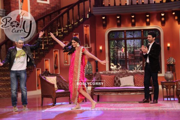 Sonam Kapoor and Kapil perform on Comedy Nights with Kapil (328688)