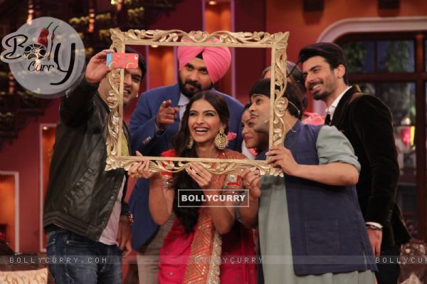Kapil clicks a selfie with the cast of Khoobsurat and Comedy Nights with Kapil (328692)