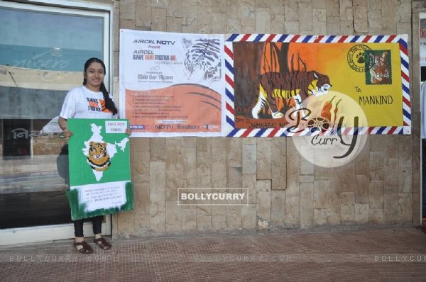 A Student holding the banner at NDTV Save The Tigers Contest