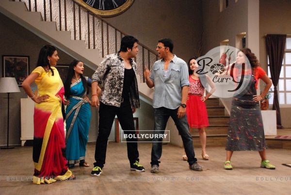 Akshay Kumar and Krushna Abhishek perform at the Promotion of It's Entertainment (328760)