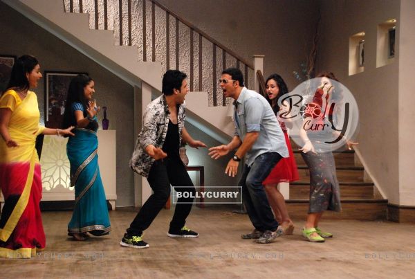 Akshay Kumar and Krushna Abhishek perform with the cast of Badi Door Se Aaye Hai (328761)