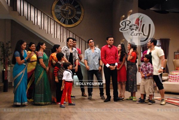 Akshay Kumar and Krushna Abhishek with the cast of Badi Door Se Aaye Hai (328762)