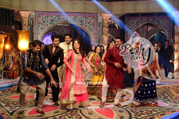 Akshay Kumar perform with the cast of Colors Tv at Jahsn-e-Eid (329034)
