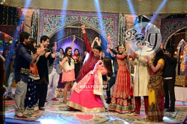 Akshay Kumar perform with the cast of Colors Tv at Jahsn-e-Eid (329035)